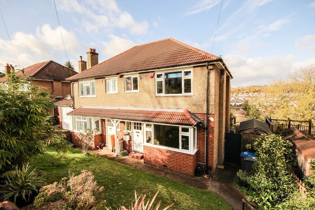 Property in Woodlands Grove, Coulsdon, Surrey, CR5 3AG