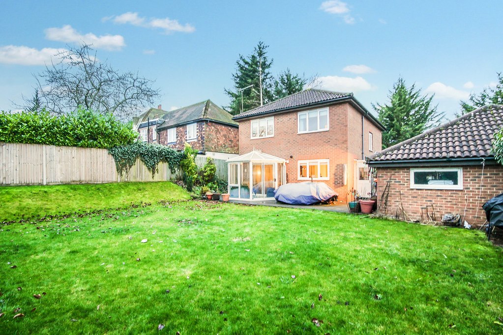 Property in Brighton Road, Coulsdon, Surrey, CR5 3EG