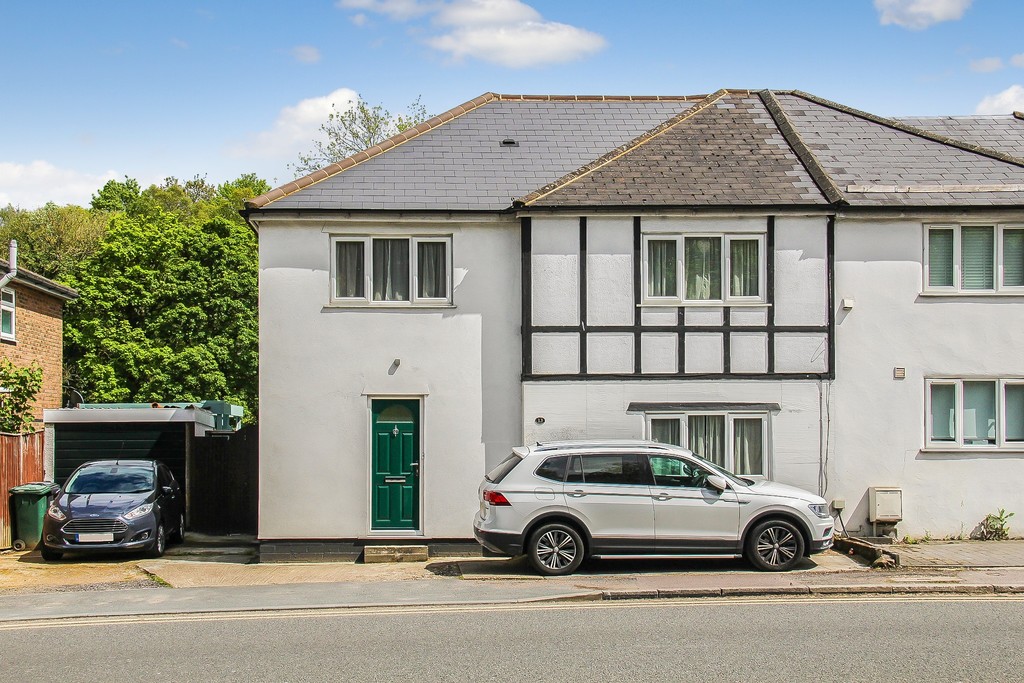 Property in Brighton Road, Coulsdon, Surrey, CR5 3EJ