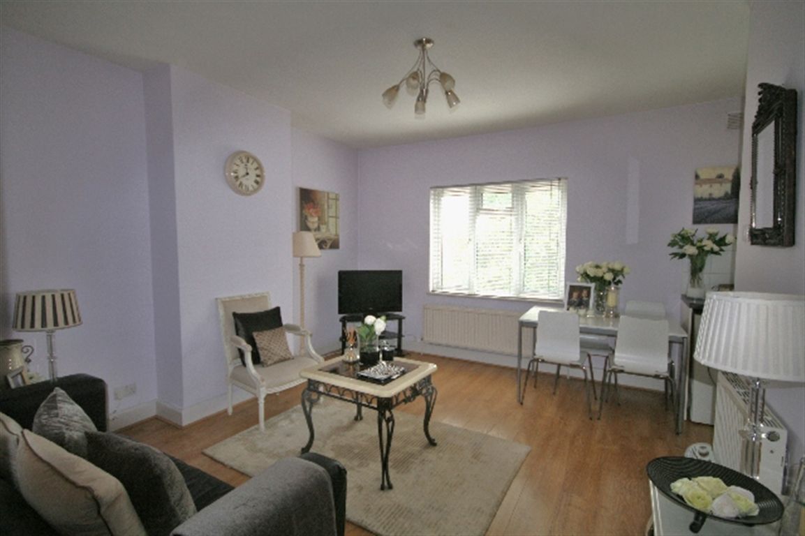 Bowes Road, New Southgate, N11