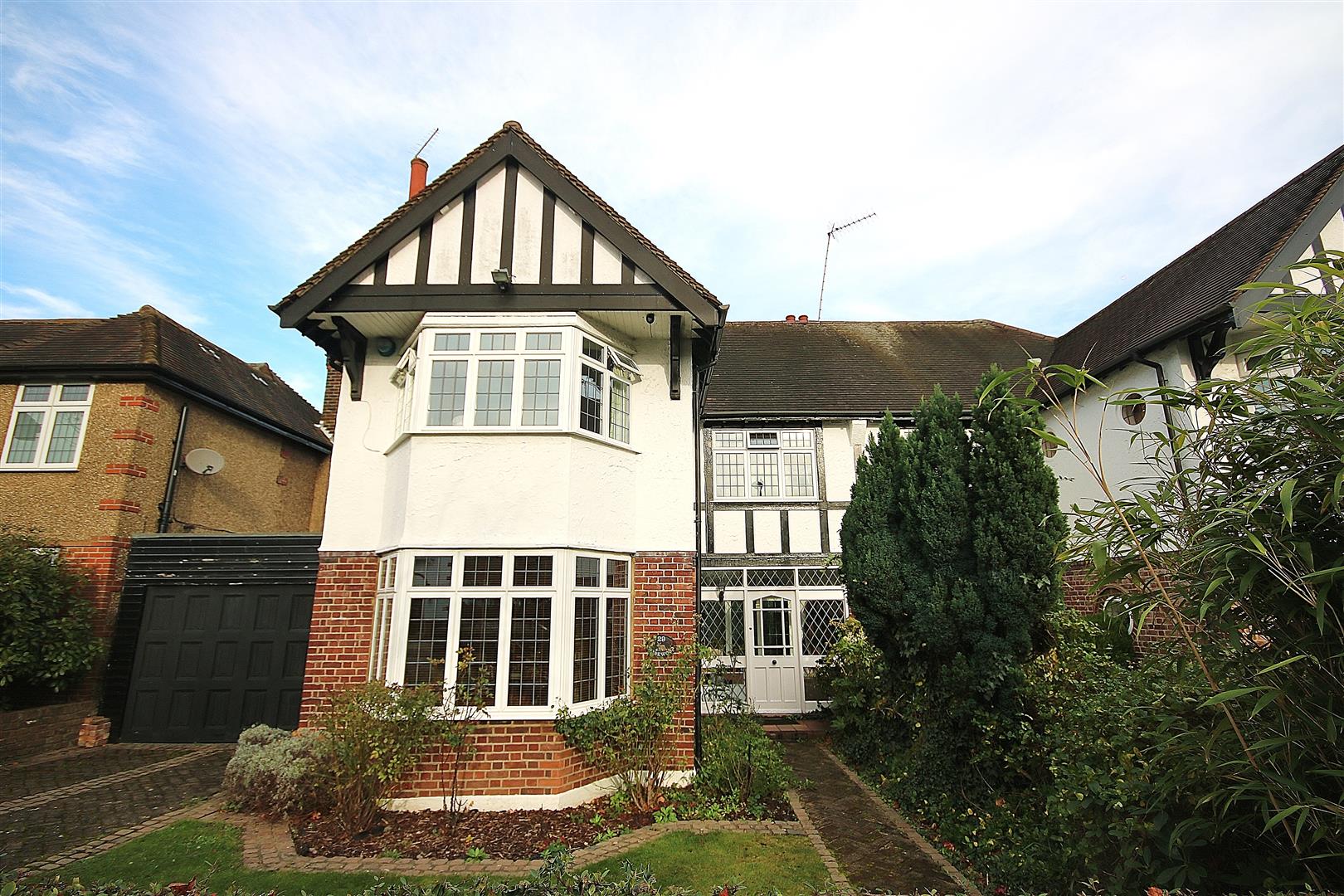 Property in Greenhill Park, New Hertfordshire, EN5 1HQ