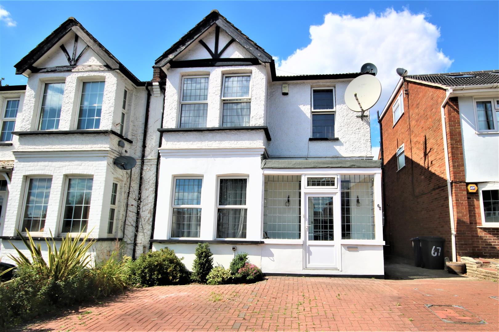 Property in Cat Hill, East Bdrs., Hertfordshire, EN4 8HP