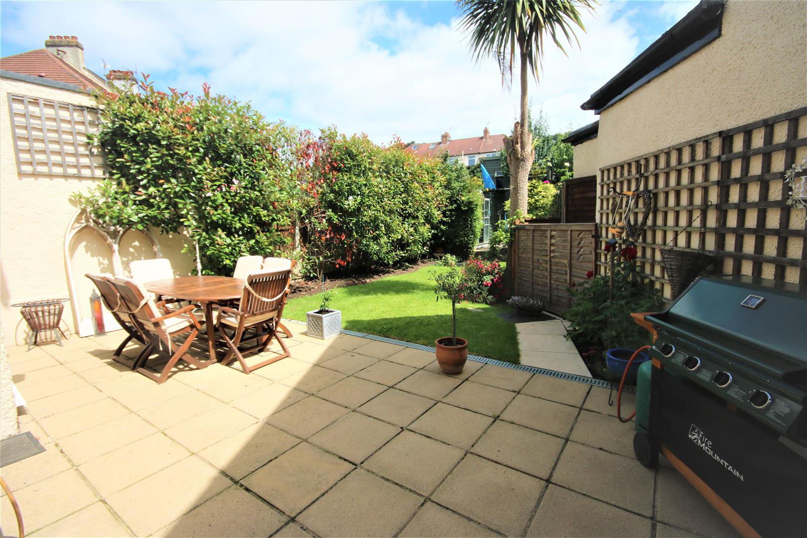 Property in Mansfield Avenue, East Bdrs., Herts., EN4 8QD