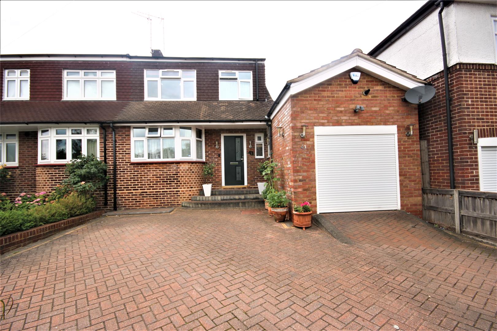 Property in Baring Road, Cockfosters/New Herts, EN4 9BU