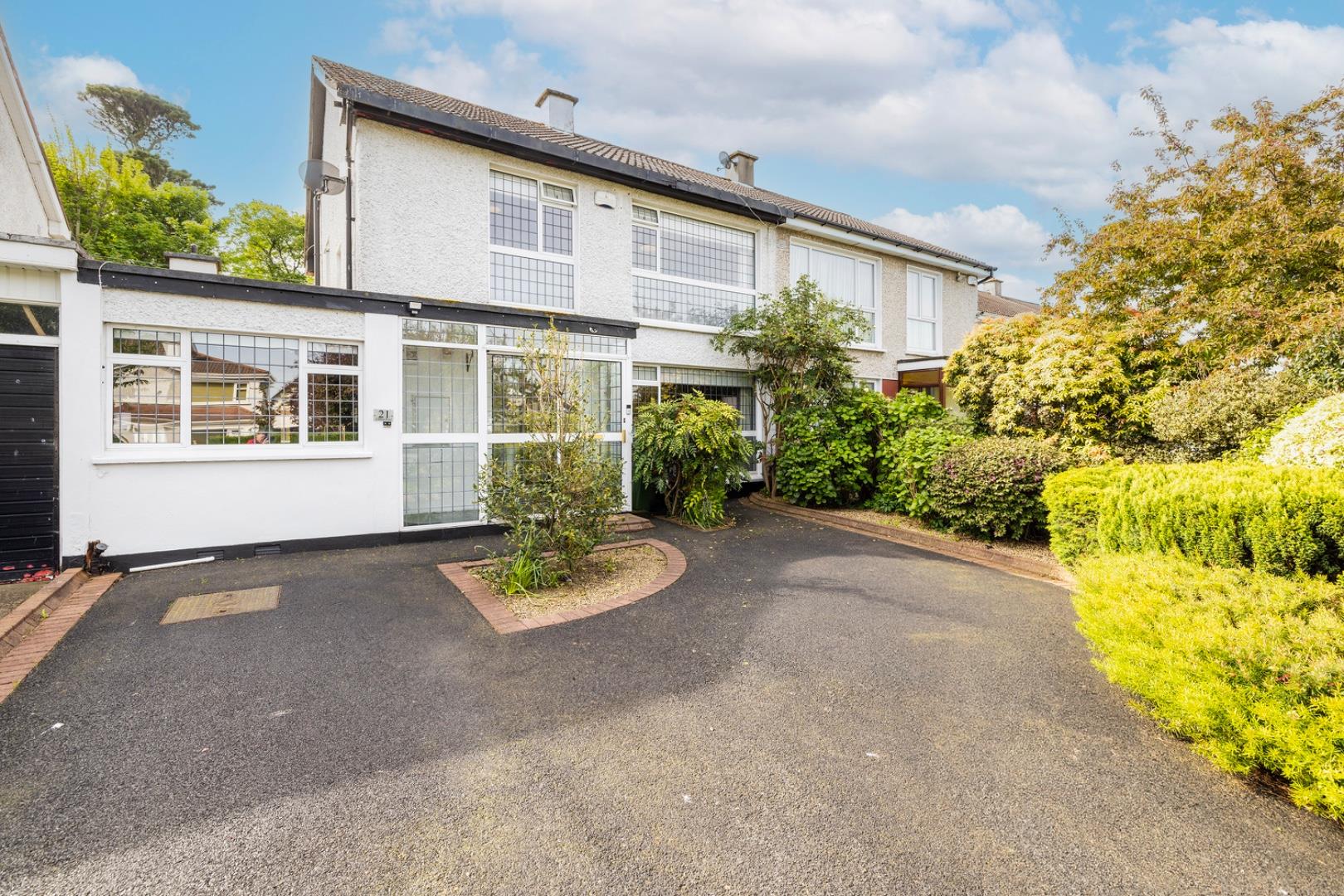 €3,840 PCM
			    
				    (LET)