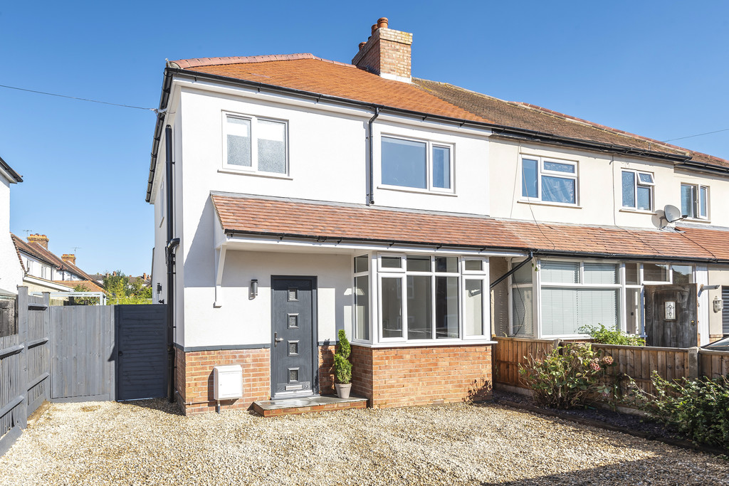 Property in New Cross Road, Guildford, GU2 9NU