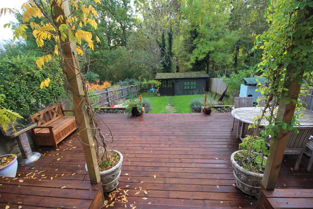 Property in Woodside Road, Guildford, GU2 8HD