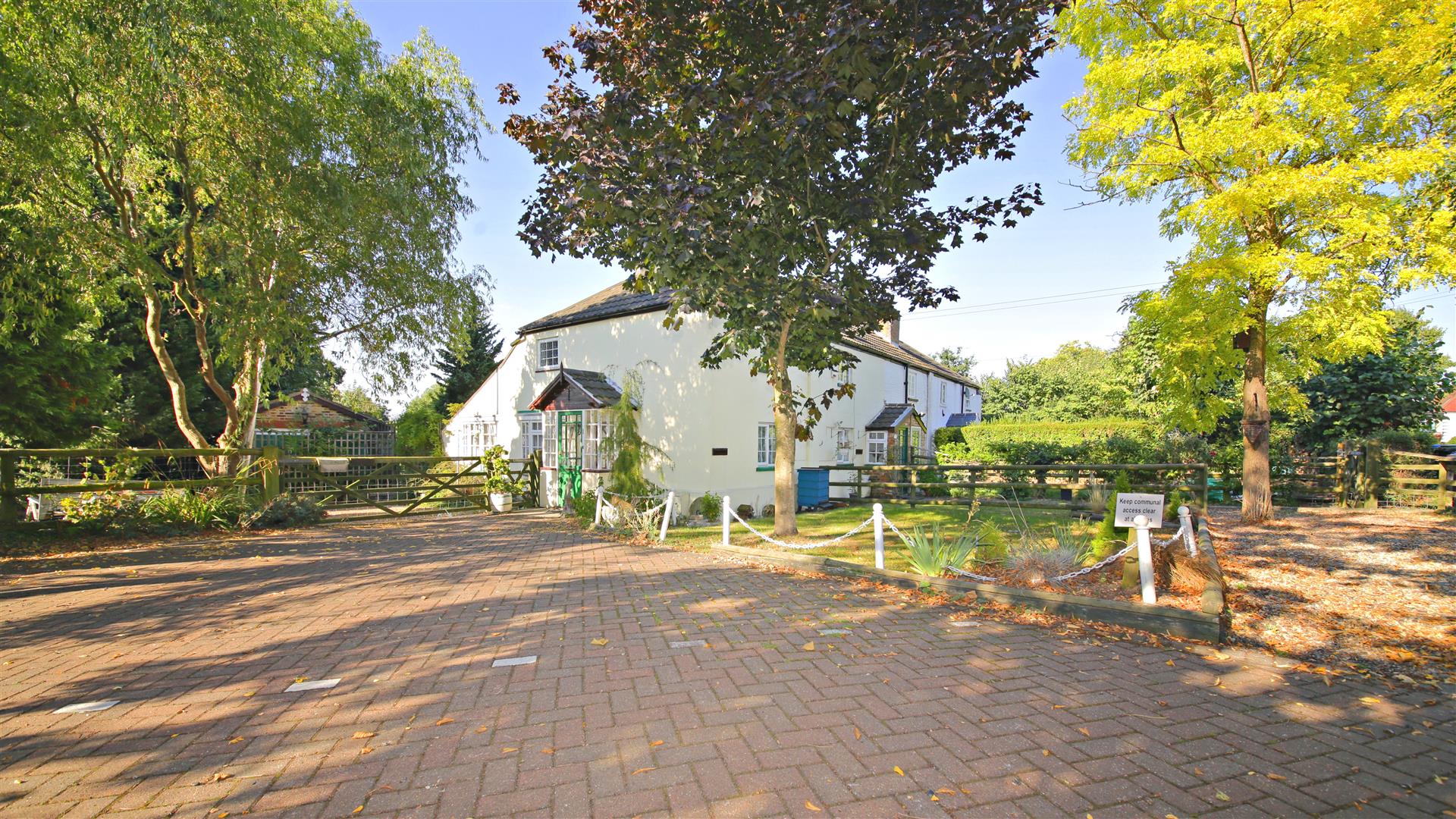 Property in Bramley Road, Bramley Road, Oakwood, N14 4UX