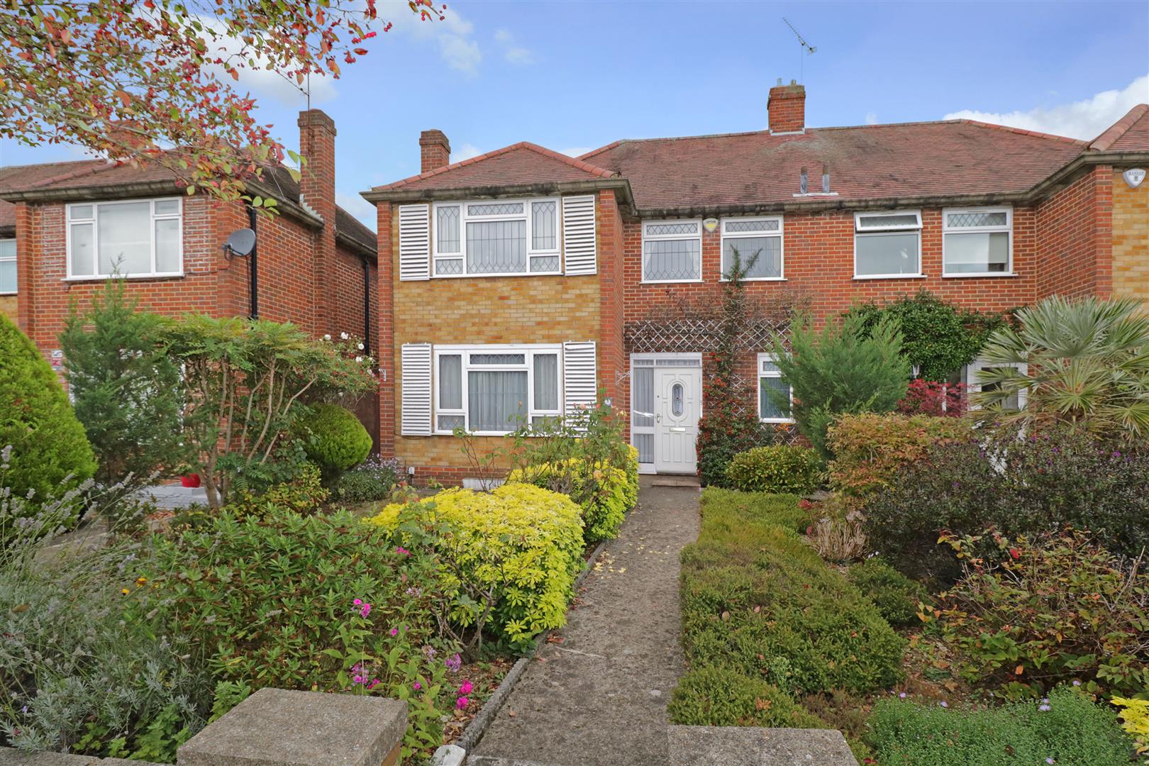 Property in Belgrave Gardens, Oakwood, N14 4TS