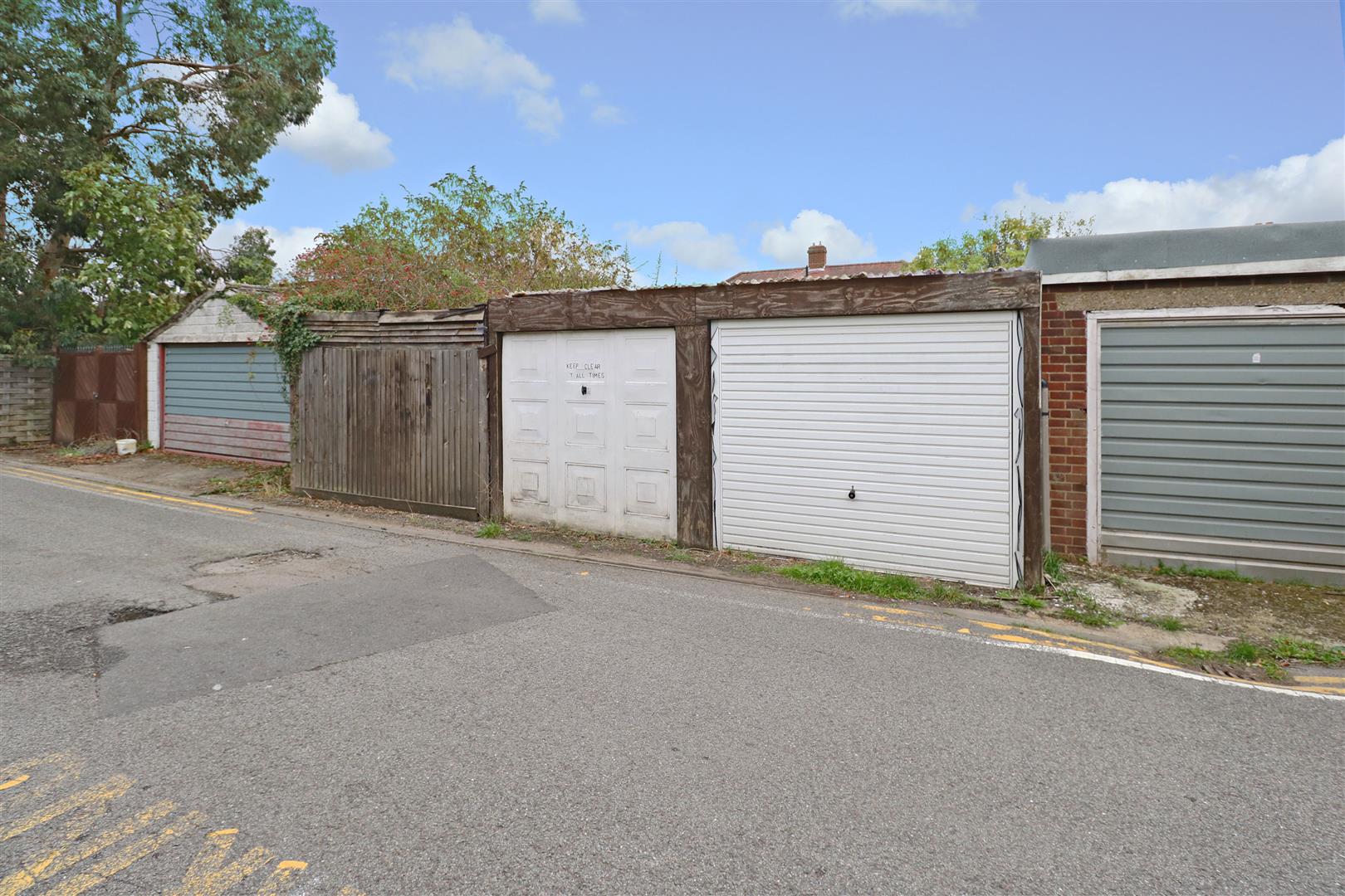 Property in Belgrave Gardens, Oakwood, N14 4TS