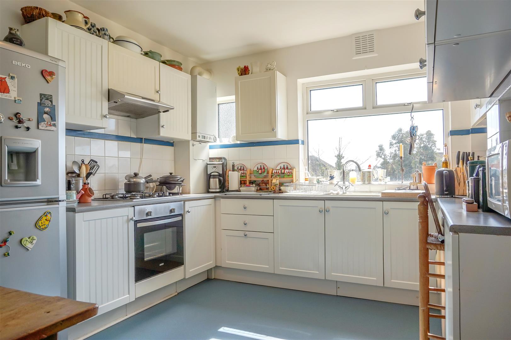 Property in Bramley Road, London, N14 4XB