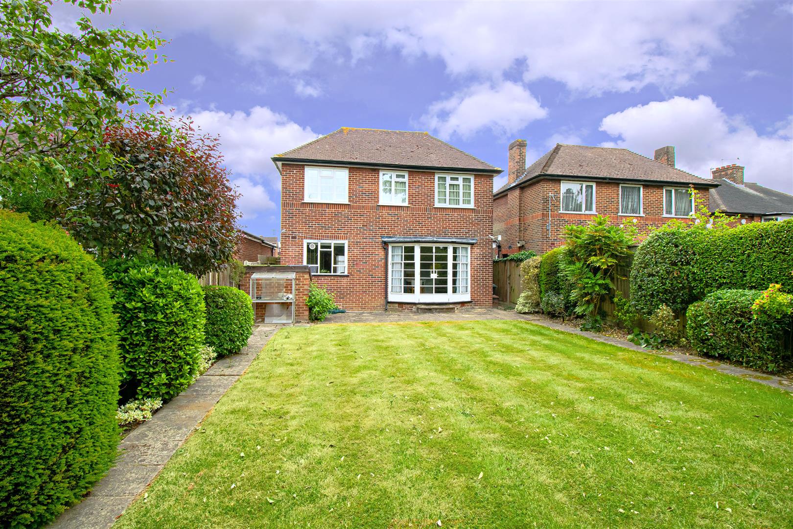 Property in Lonsdale Drive, Oakwood, EN2 7LJ