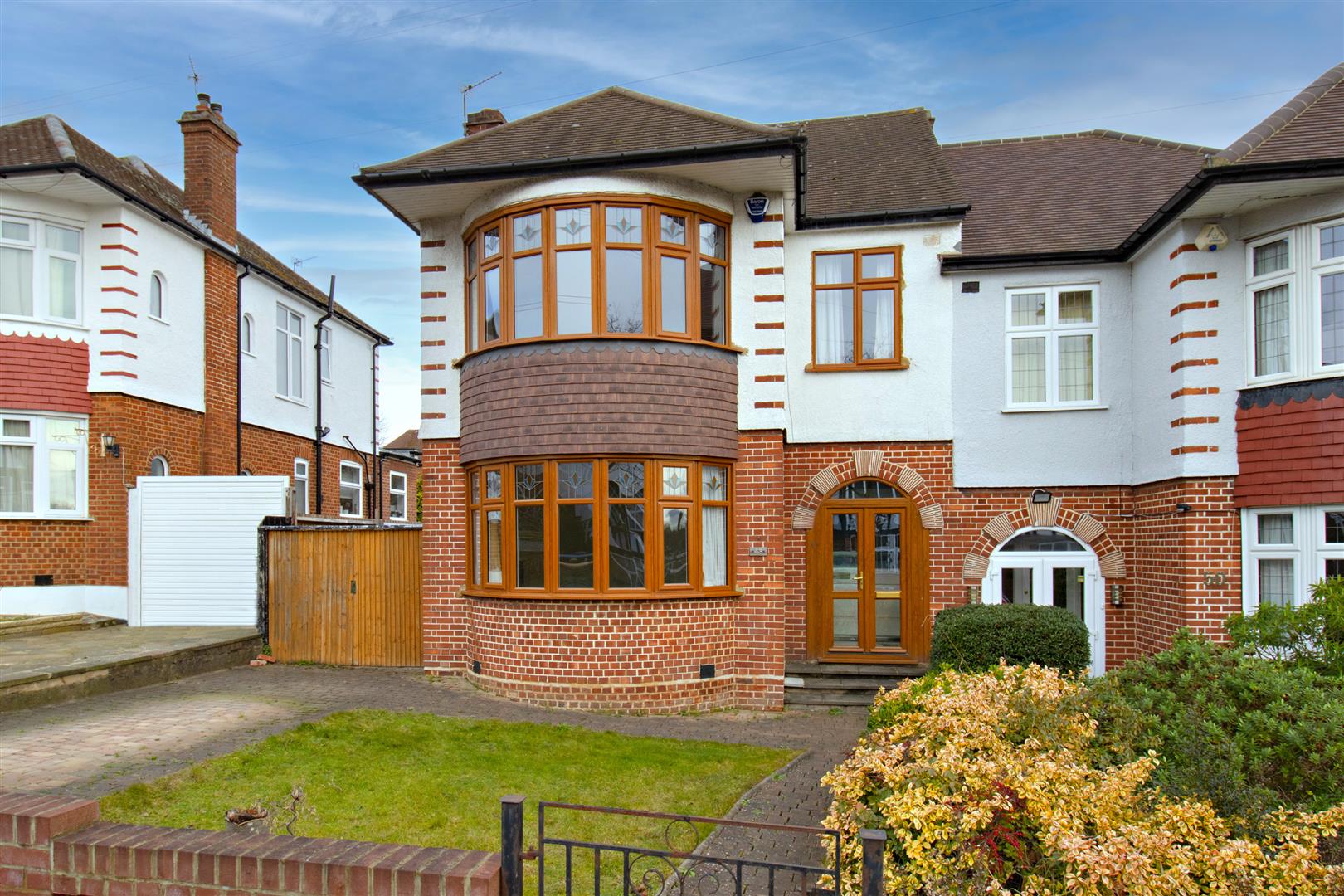 Property in South Lodge Drive, London, N14 4XP