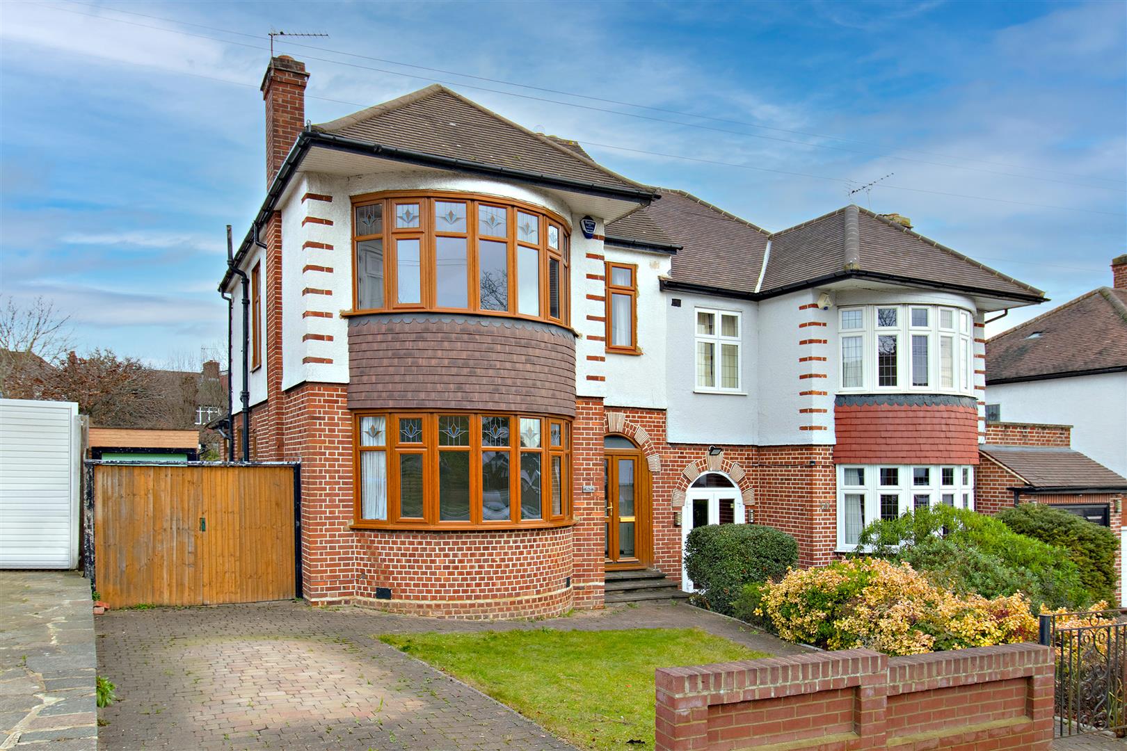Property in South Lodge Drive, London, N14 4XP