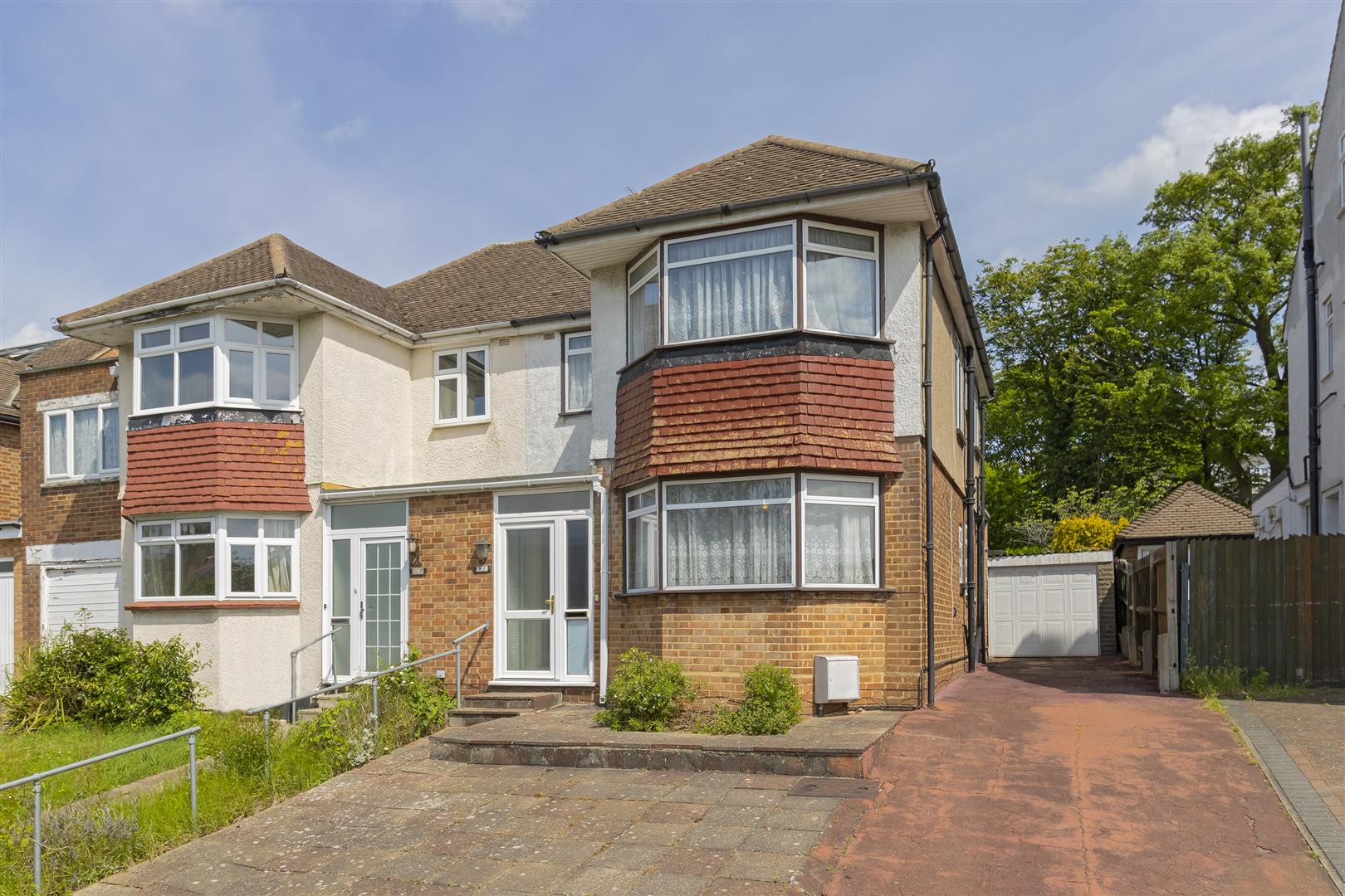 Property in Prince Avenue, London, N14 4TB