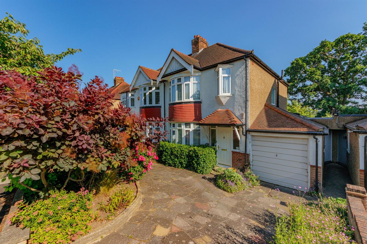 Oakwood Crescent, London, N21 1NX