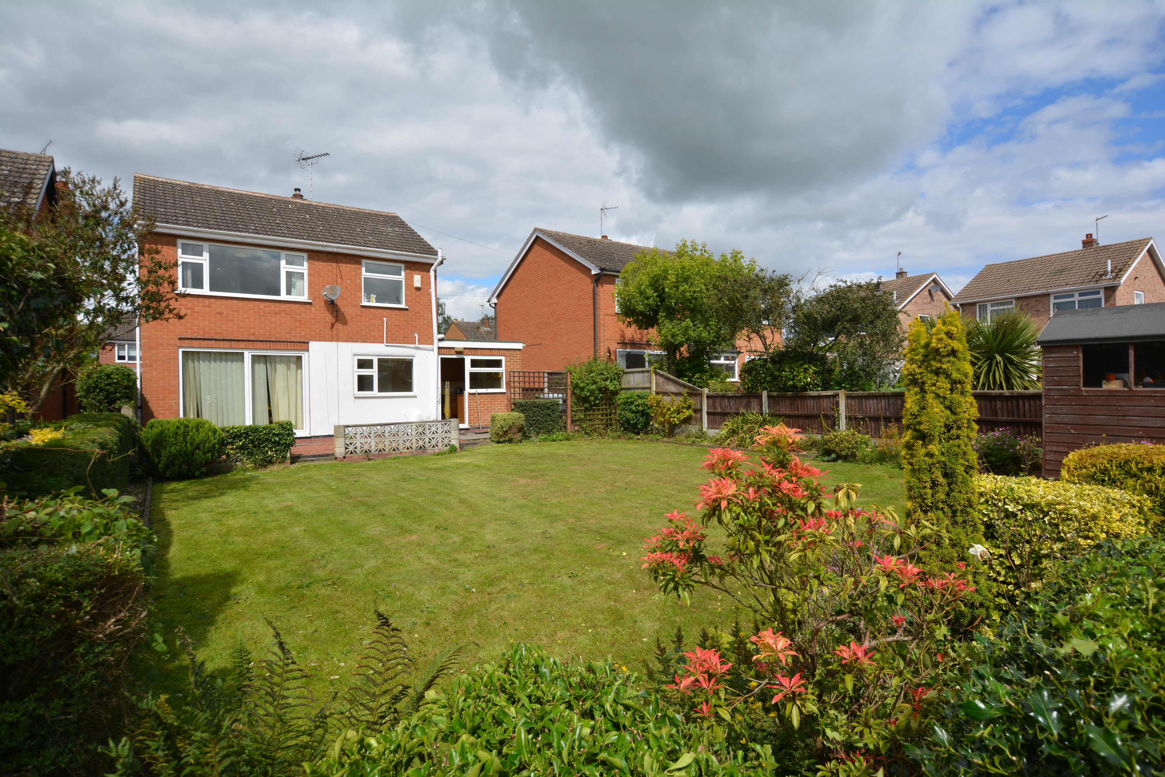 Property in The Ridgeway, Farnsfield, Newark, Nottinghamshire, NG22 8DG