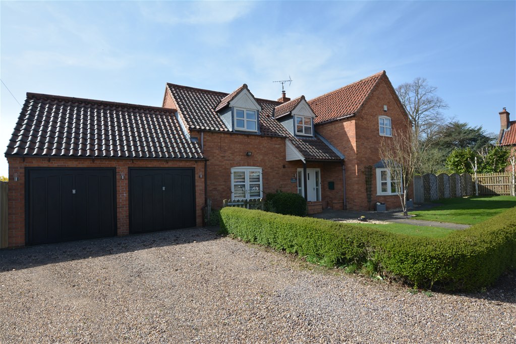 Property in Station Road, Rolleston, Newark, Nottinghamshire, NG23 5SE