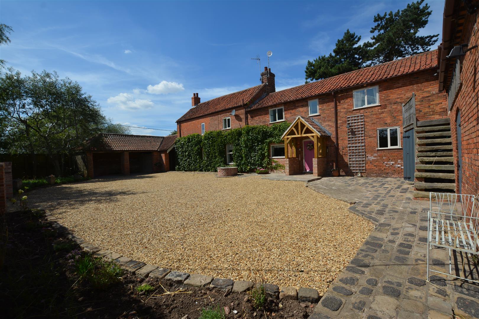 Property in Hockerton Road, Upton, Southwell, Nottinghamshire, NG23 5TJ