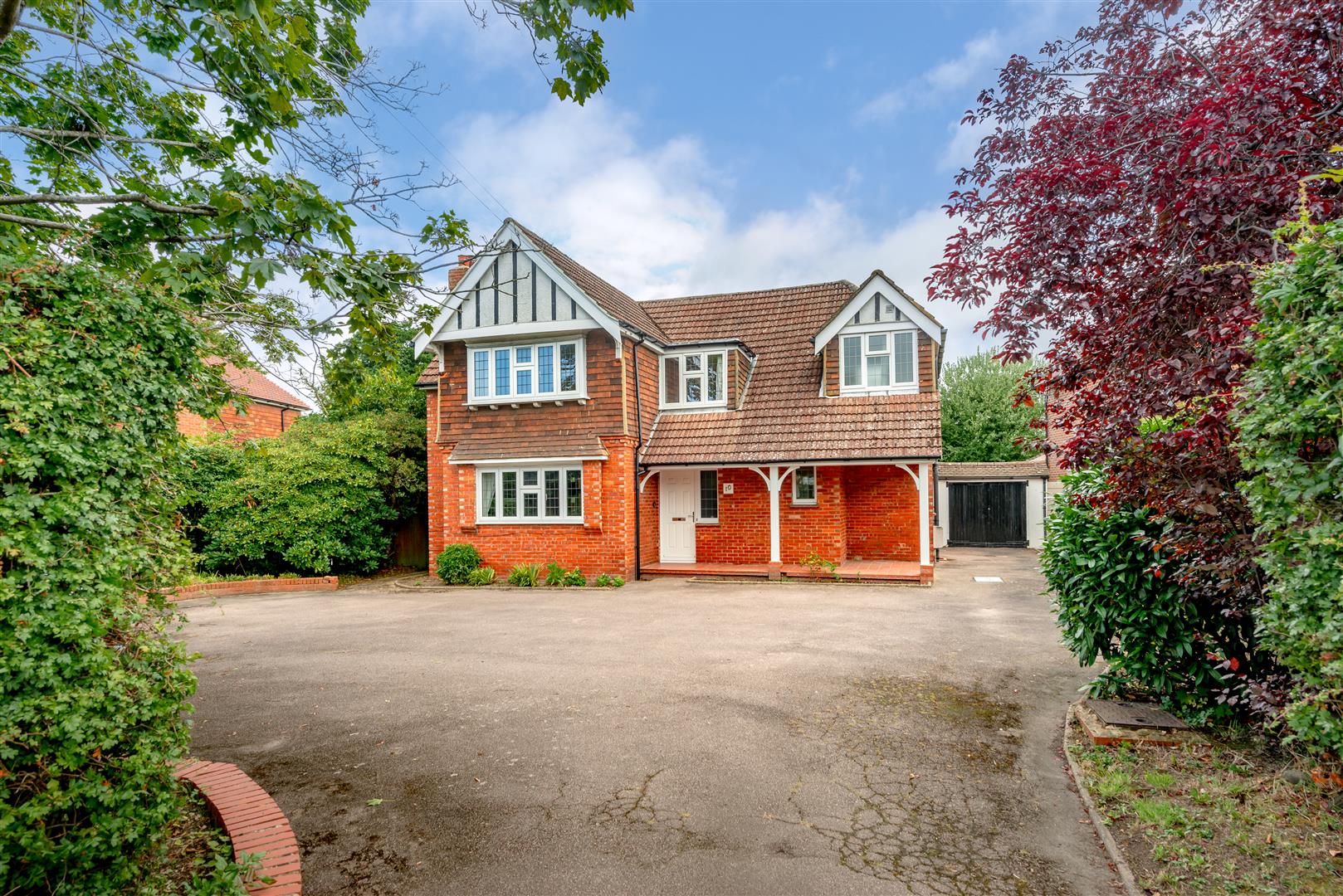 Property in Victoria Road, Horley, RH6 9BN