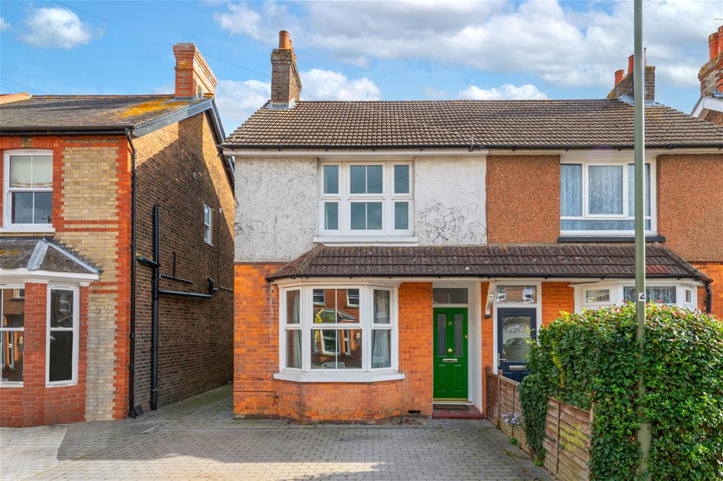 Property in Queens Road, Horley, Surrey, RH6 7AH