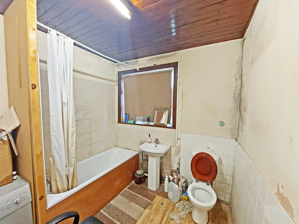 Property in Whitehall Road, Harrow, HA1 3AL