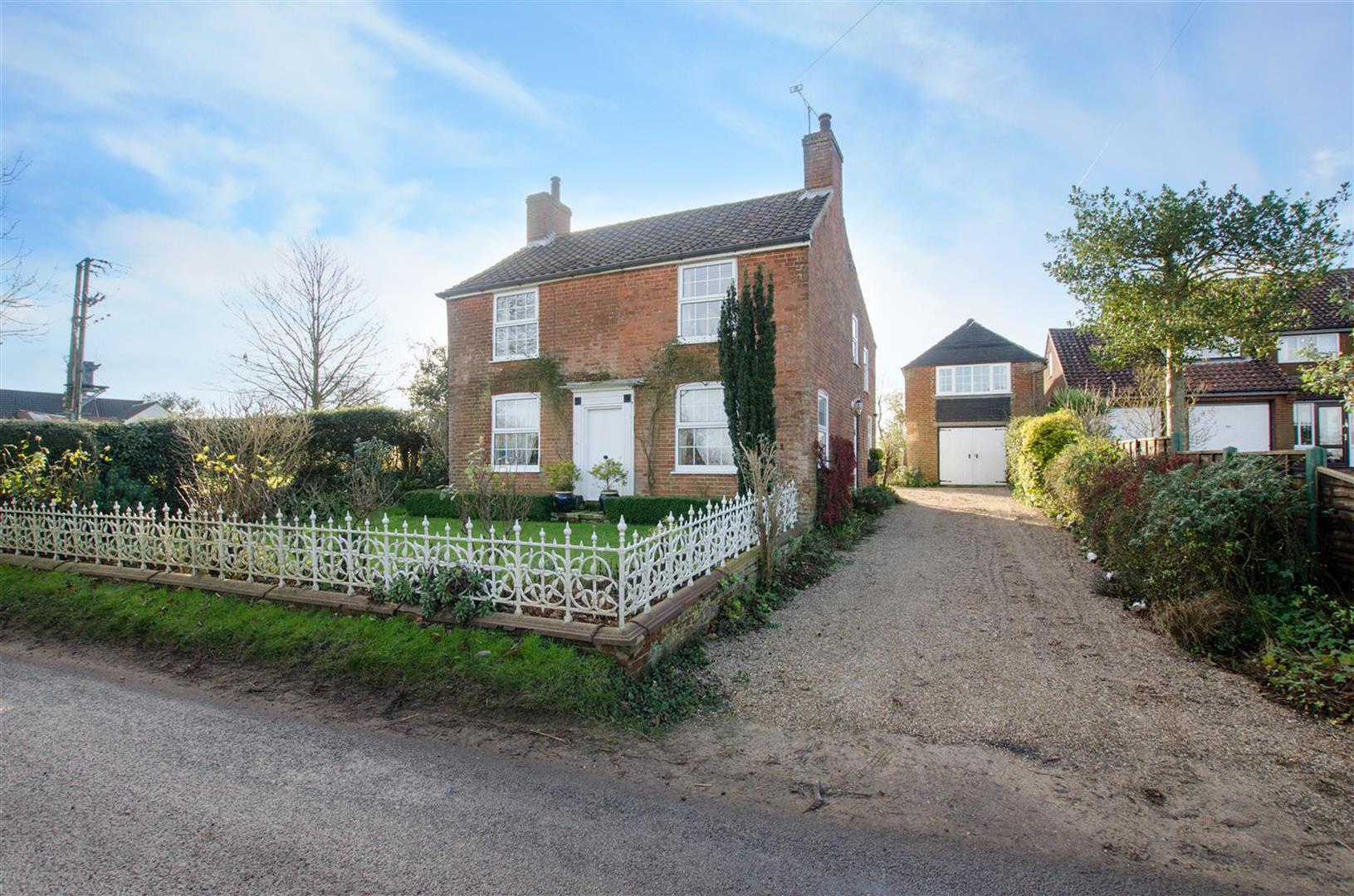 Property in Upper Street, Horning, Norwich, Norfolk, NR12 8NG