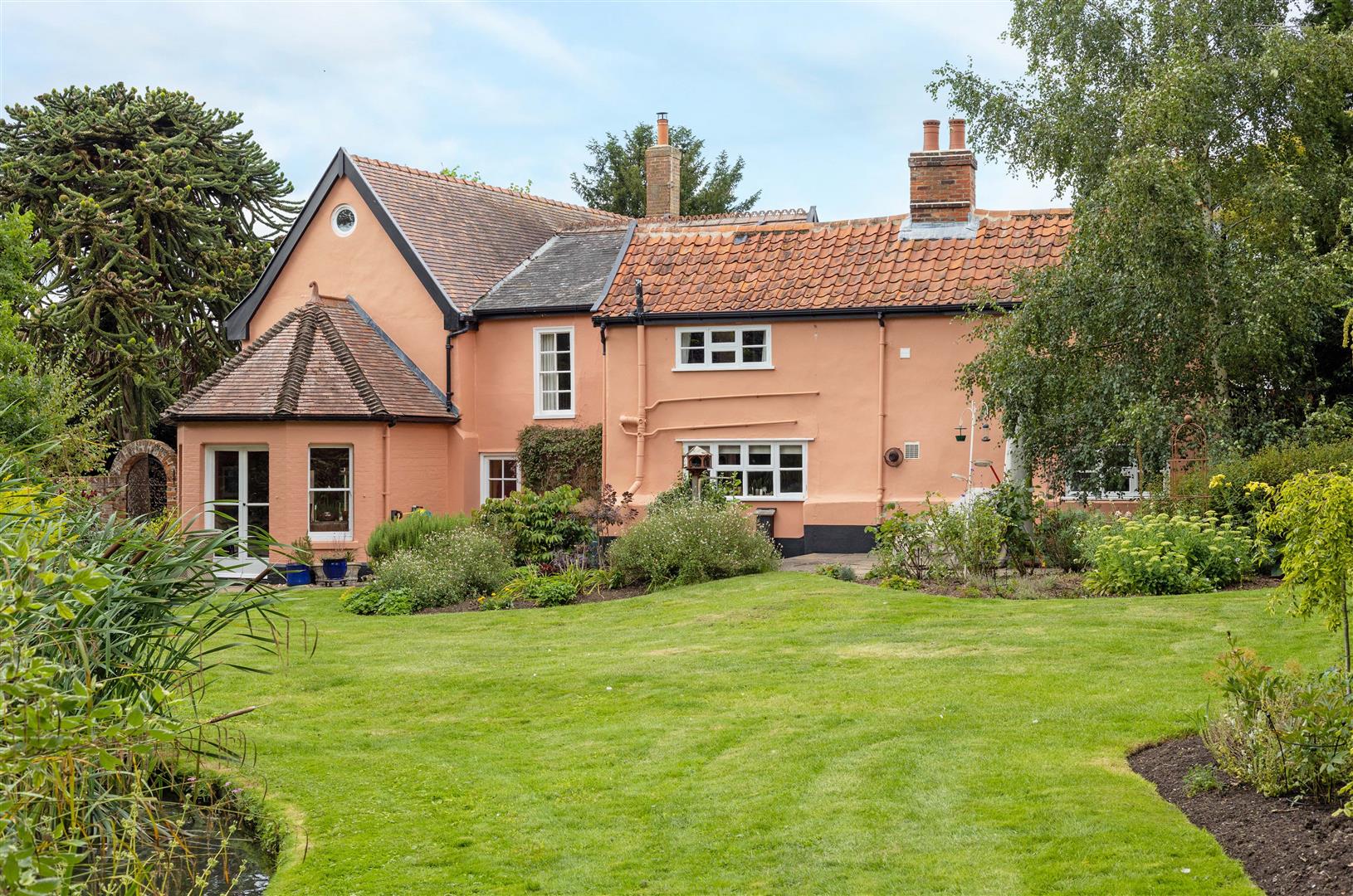 Property in Mount Street, Diss, Diss, Suffolk, IP22 4QQ