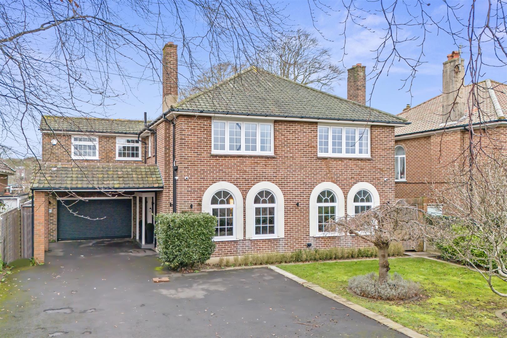 Property in Upper Brighton Road, Worthing, BN14 9HT