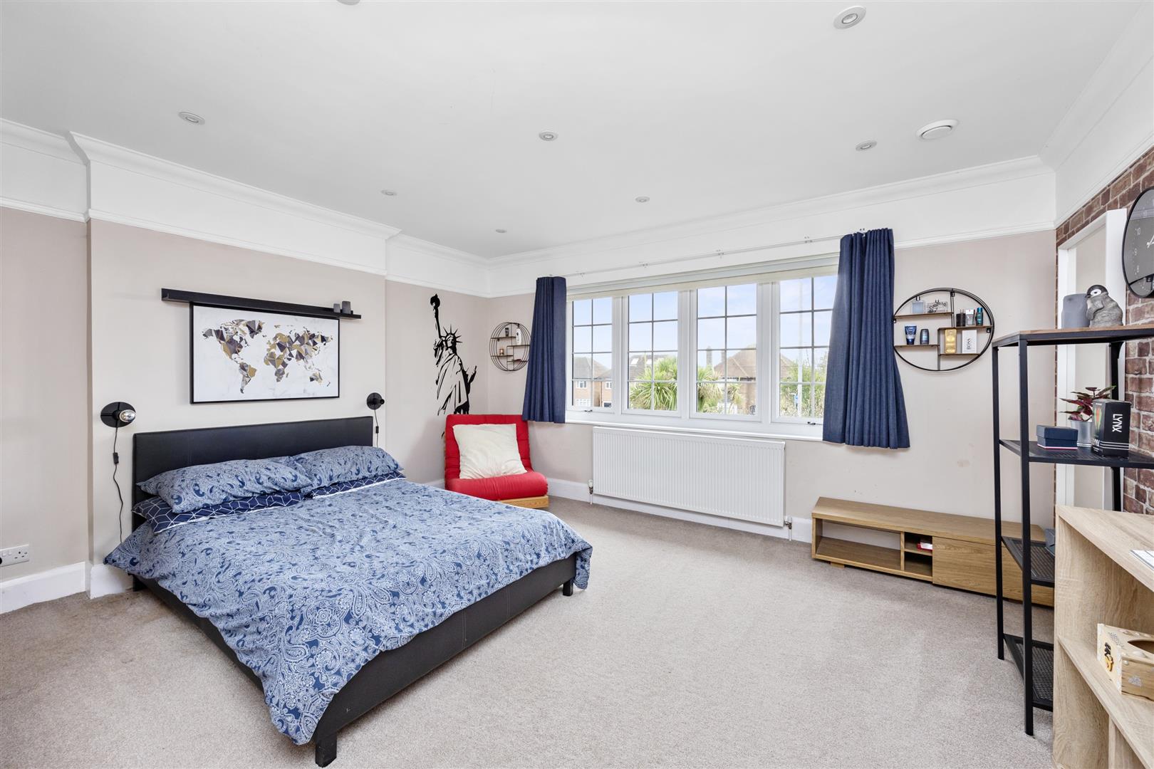 Property in Upper Brighton Road, Worthing, BN14 9HT