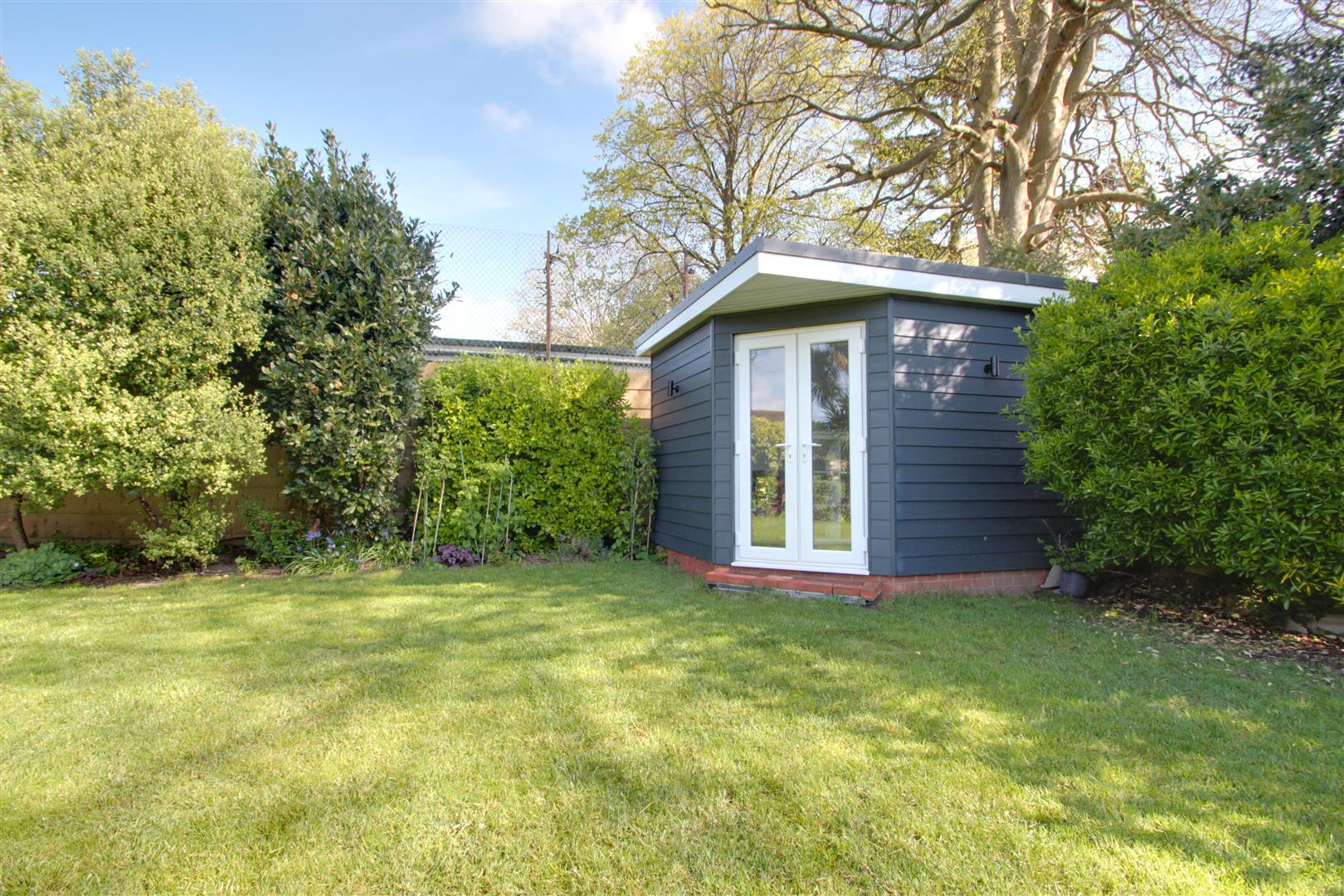 Property in Upper Brighton Road, Worthing, BN14 9HT