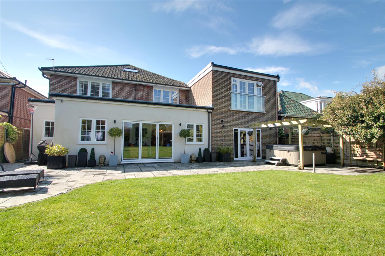 Property in Upper Brighton Road, Worthing, BN14 9HT