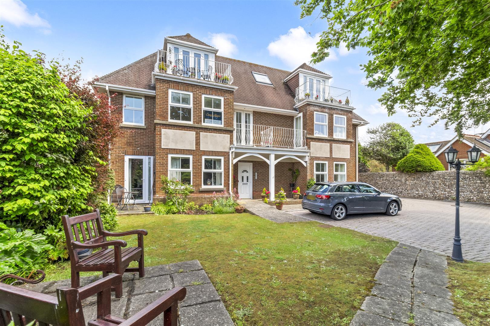 17 Sea Lane, Littlehampton, BN16