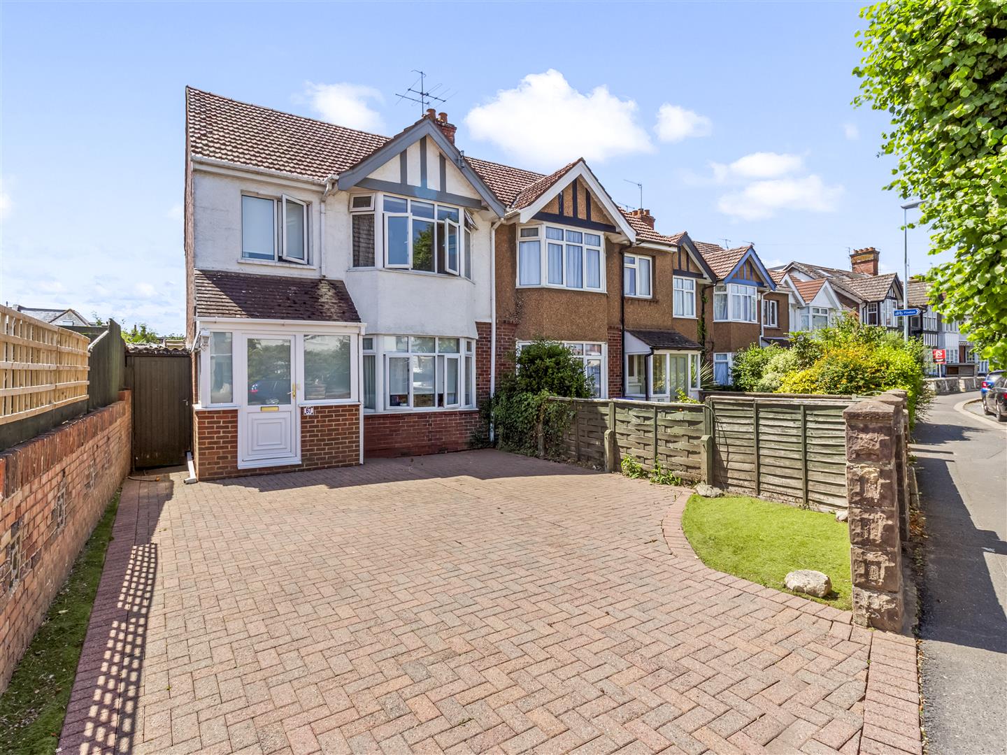 Pavilion Road, Worthing, BN14