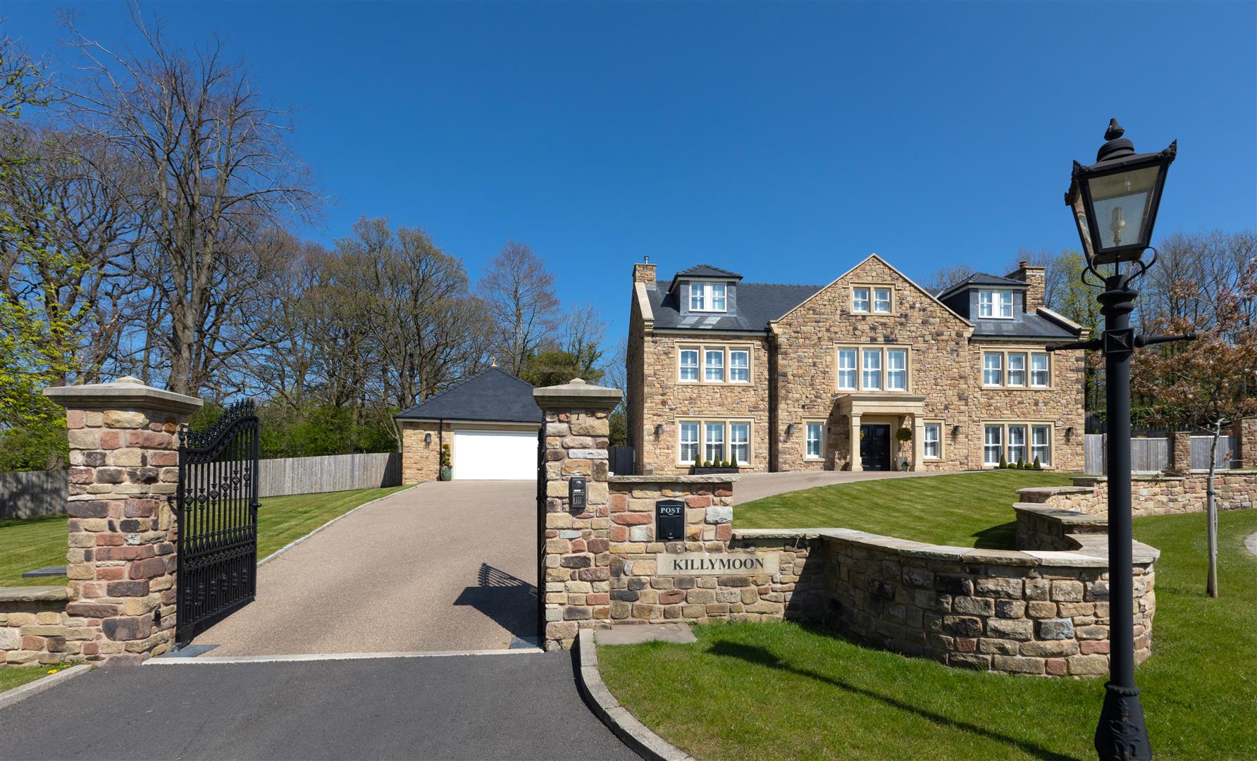 Property in Close, Whalley, Whalley, Lancashire, BB7 9YD