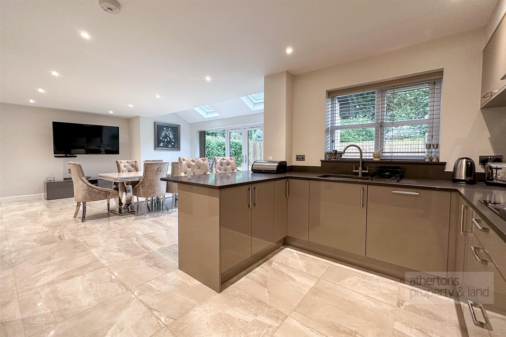 Property in Clitheroe Road, Barrow, Clitheroe, BB7 9AQ